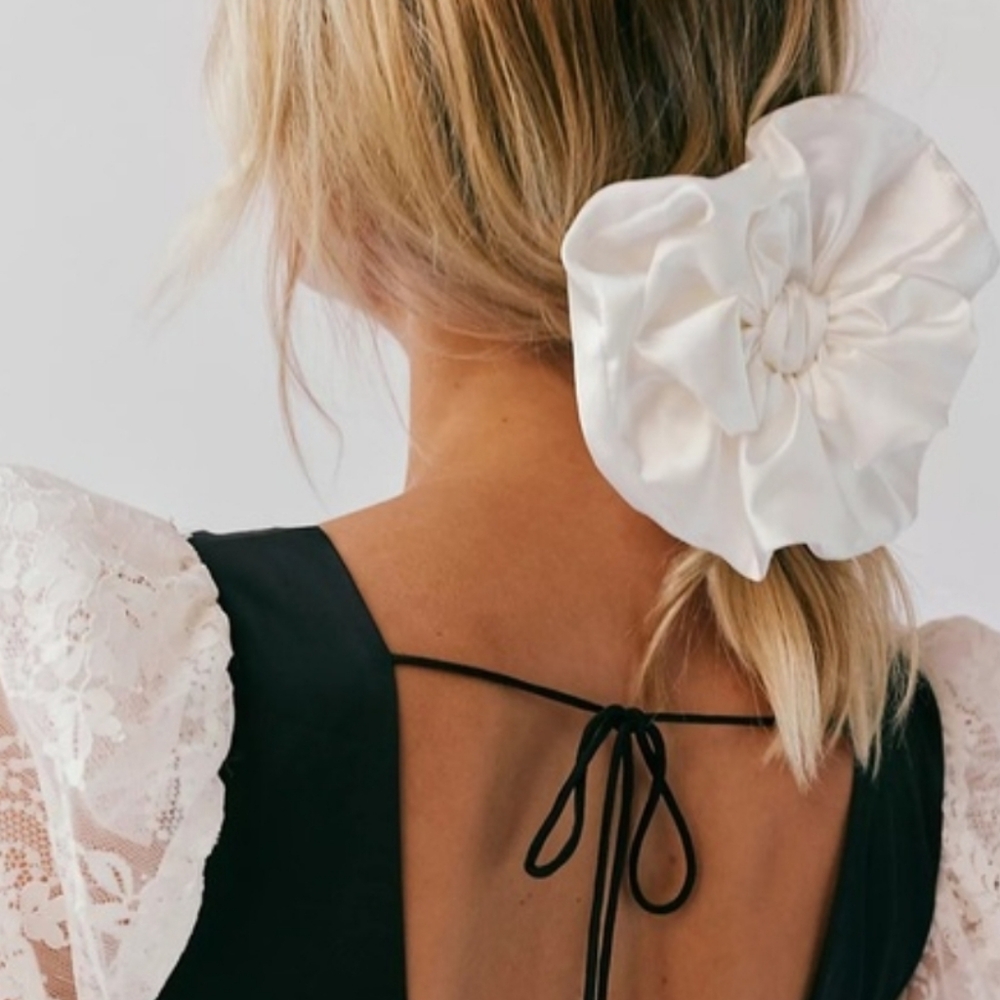 FREE PEOPLE Maria’s Bow Scrunchie NWT
